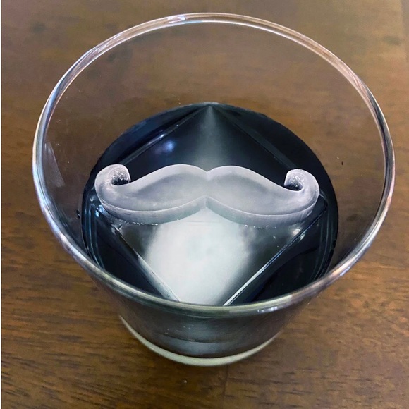 New Honest Ice silicone mustache ice cube mold / tray - Picture 3 of 13